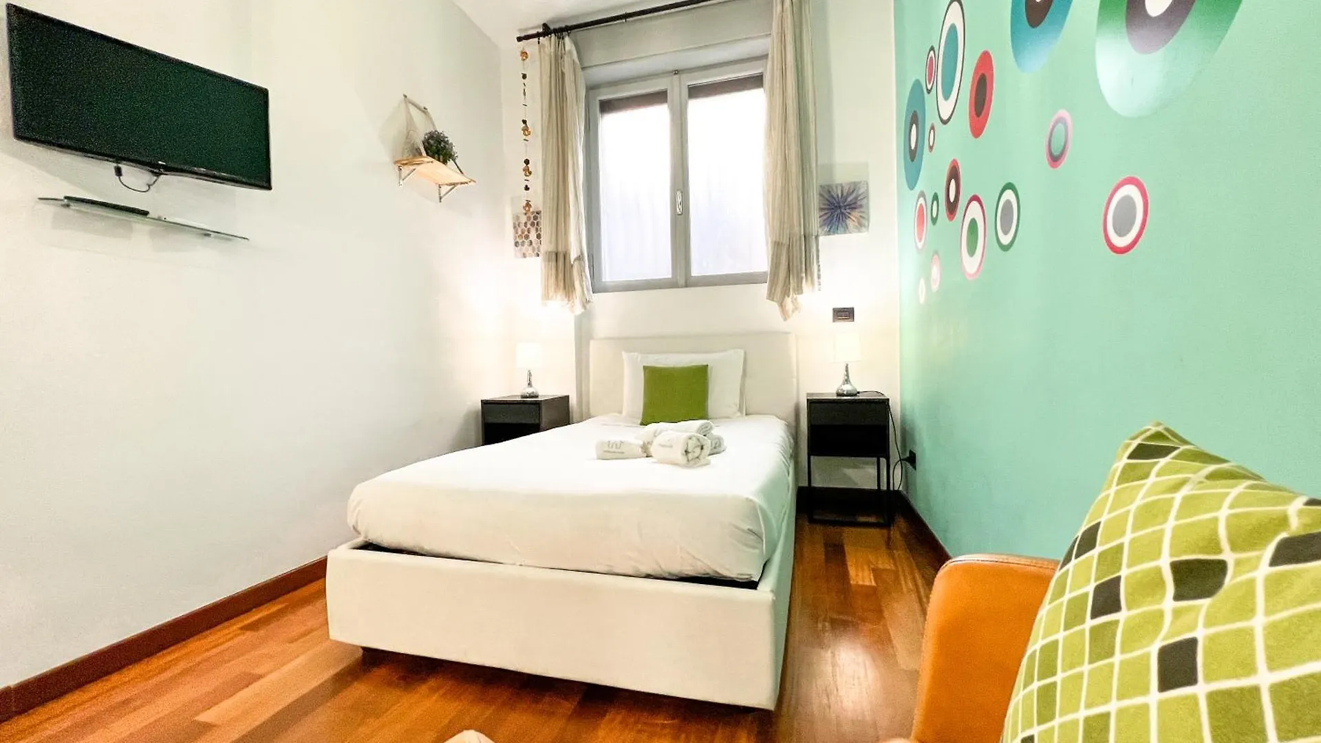 Unique House - 3 Bedrooms & 2 Bathrooms With 4 Beds - 100 Meters To The Metro A Rome 0*,