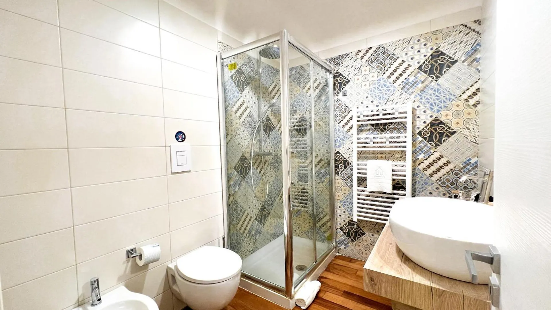 Unique House - 3 Bedrooms & 2 Bathrooms With 4 Beds - 100 Meters To The Metro A Rome Italy