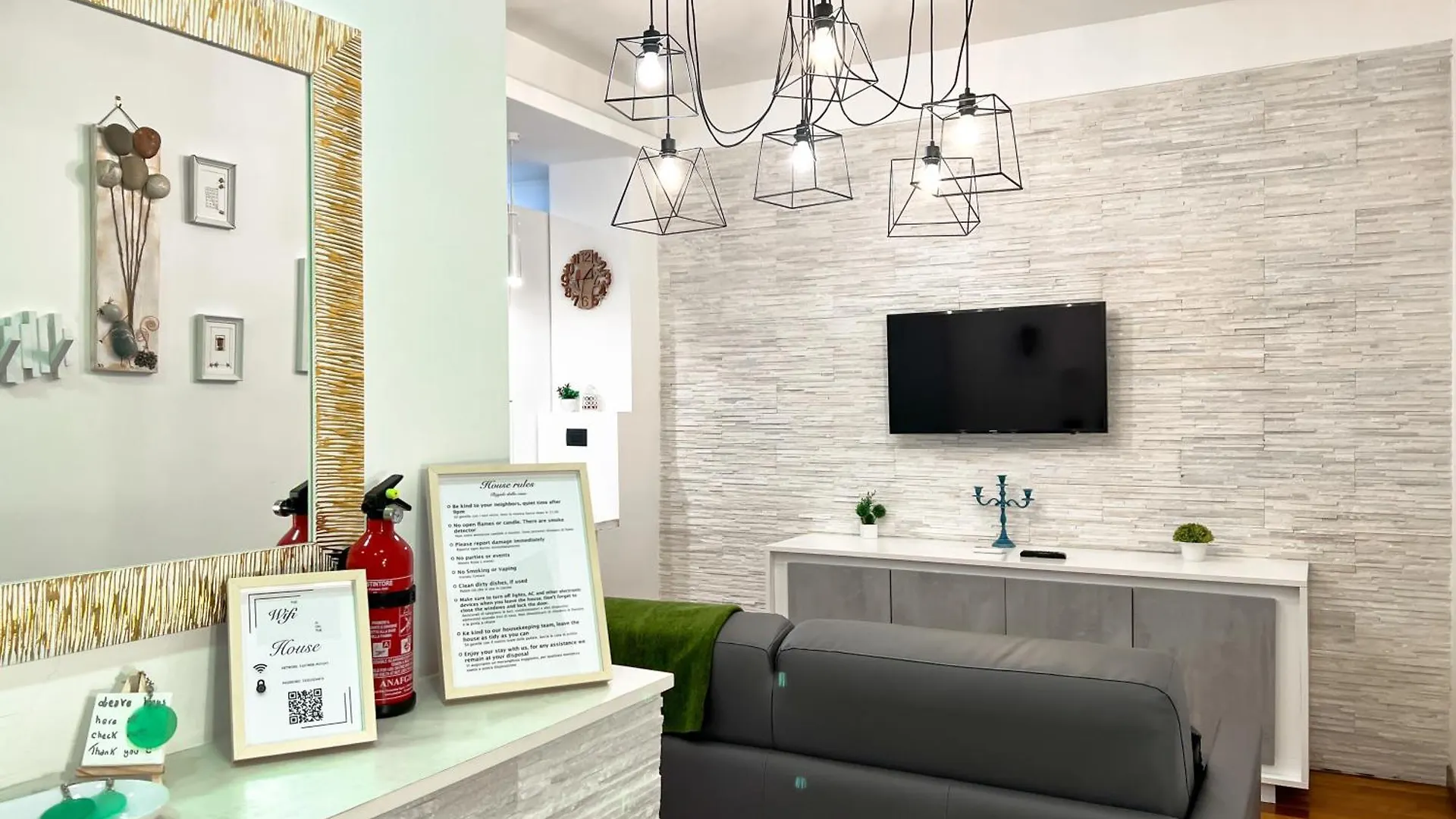 Unique House - 3 Bedrooms & 2 Bathrooms With 4 Beds - 100 Meters To The Metro A Rome Apartment